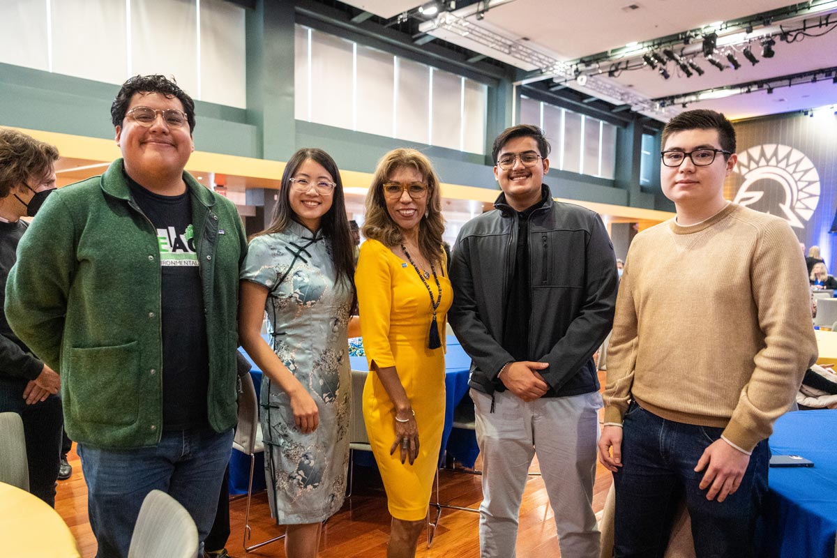 President Cynthia Teniente-Matson with 九州体育 students.