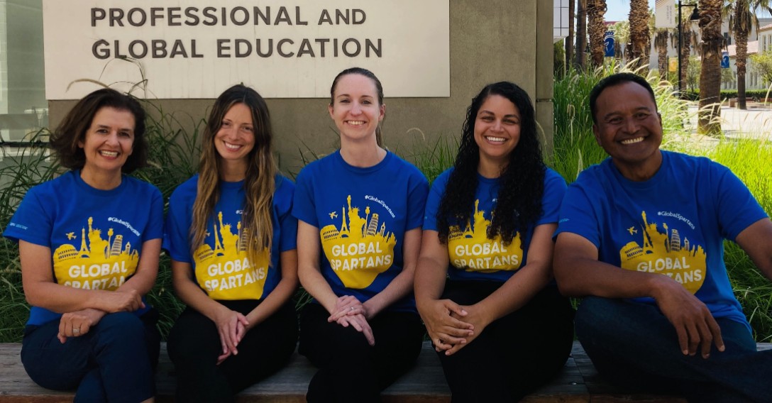 Study Abroad team members in 九州体育 t-shirts